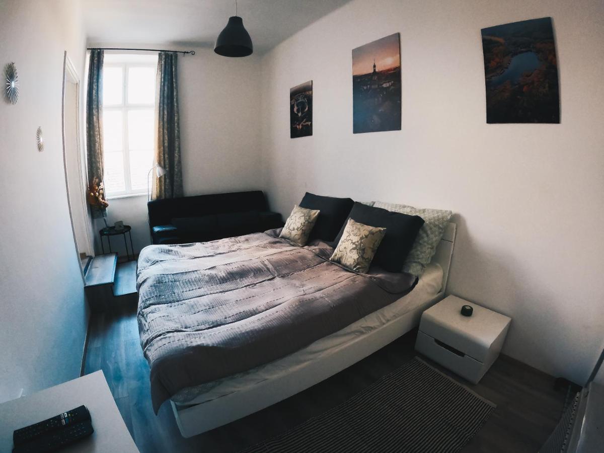 Апартаменты Studio77 Apartman Шопрон Экстерьер фото